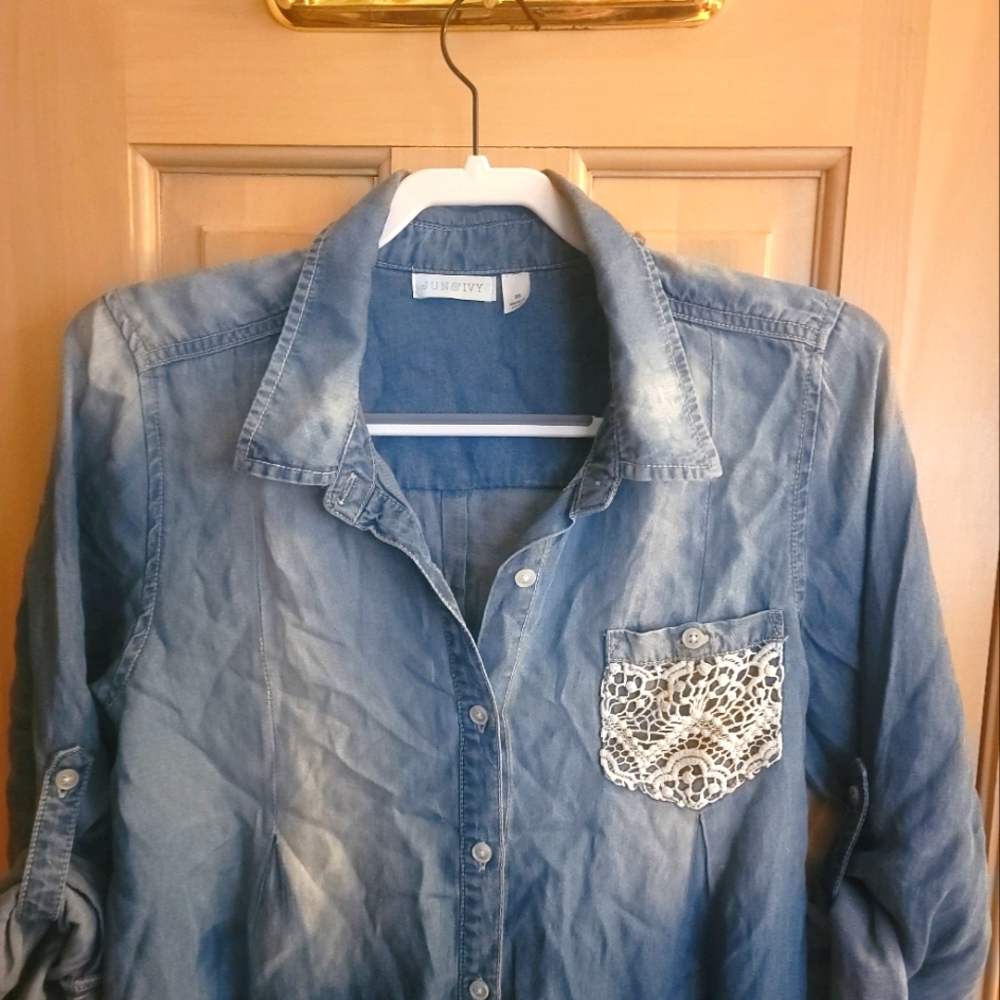 Misses sz M Jun & Ivy Denim Jean shirt With Lace